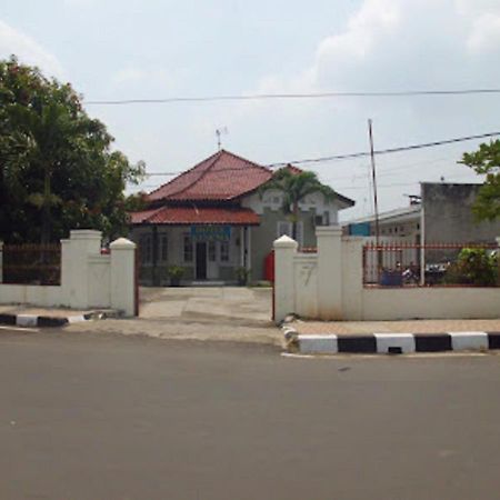 Oyo 90865 Hotel Kusuma Purwakarta Karawang Esterno foto