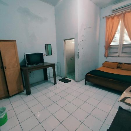 Oyo 90865 Hotel Kusuma Purwakarta Karawang Esterno foto