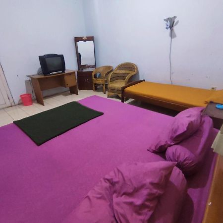 Oyo 90865 Hotel Kusuma Purwakarta Karawang Esterno foto