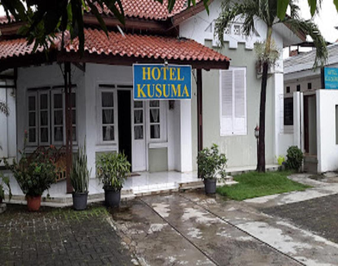 Oyo 90865 Hotel Kusuma Purwakarta Karawang Esterno foto