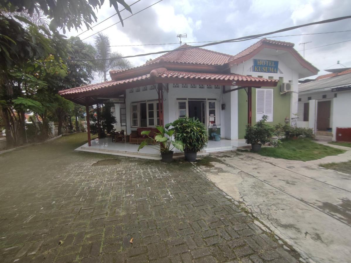 Oyo 90865 Hotel Kusuma Purwakarta Karawang Esterno foto
