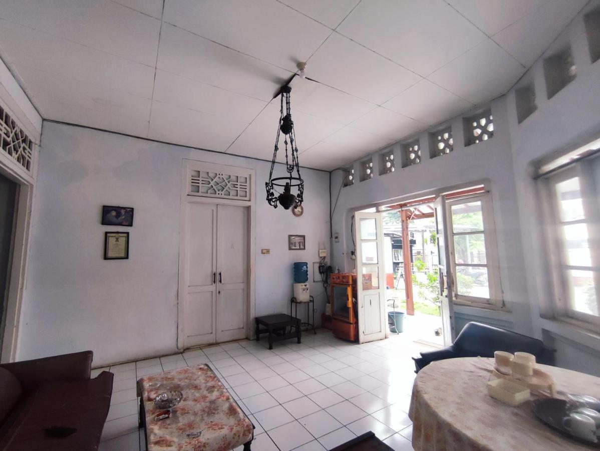 Oyo 90865 Hotel Kusuma Purwakarta Karawang Esterno foto