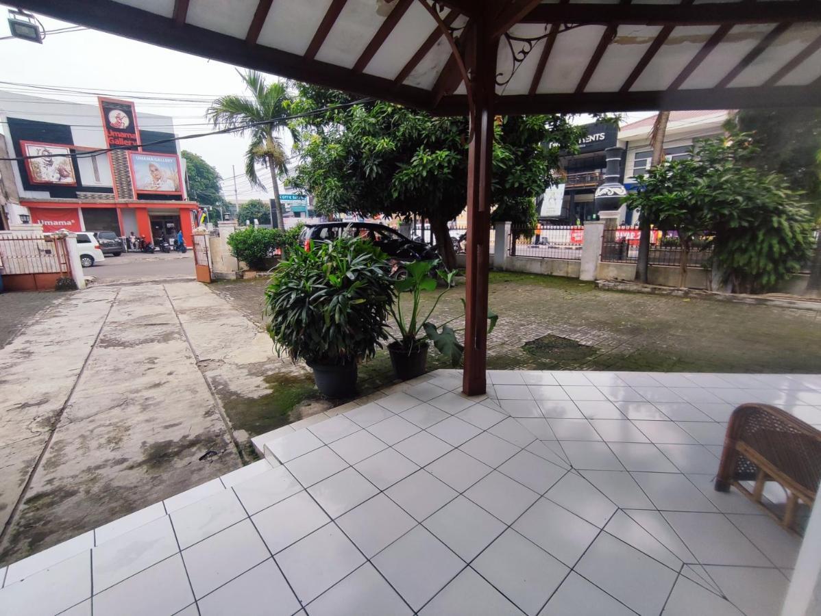 Oyo 90865 Hotel Kusuma Purwakarta Karawang Esterno foto