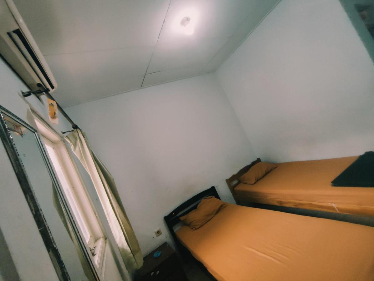 Oyo 90865 Hotel Kusuma Purwakarta Karawang Esterno foto