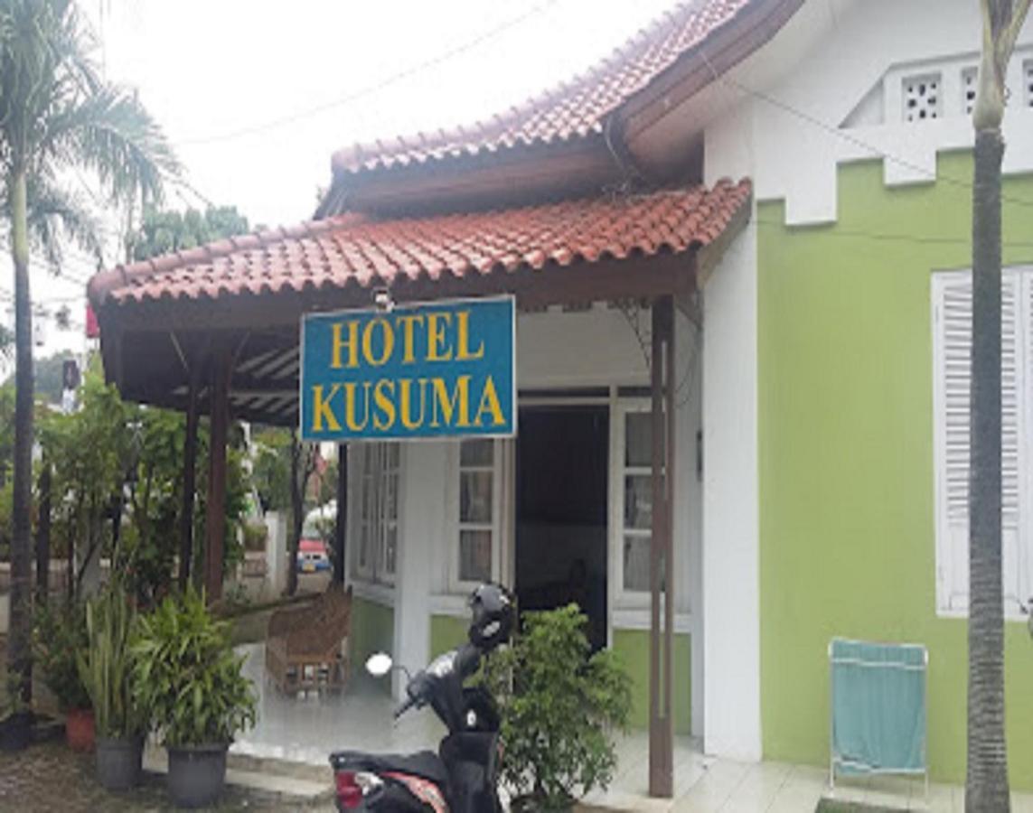 Oyo 90865 Hotel Kusuma Purwakarta Karawang Esterno foto