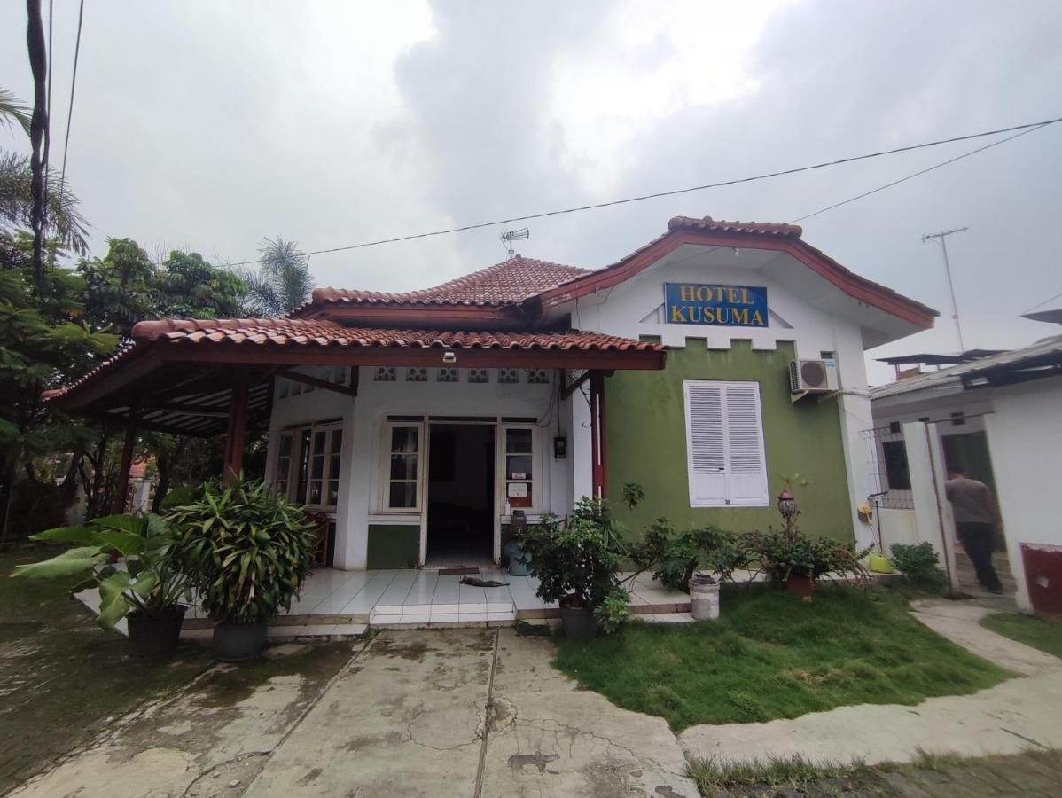 Oyo 90865 Hotel Kusuma Purwakarta Karawang Esterno foto