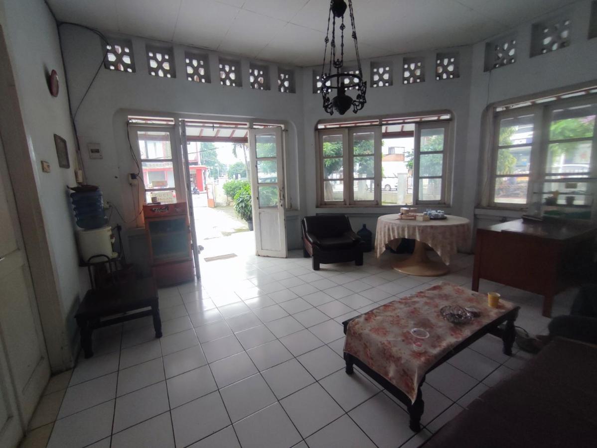 Oyo 90865 Hotel Kusuma Purwakarta Karawang Esterno foto