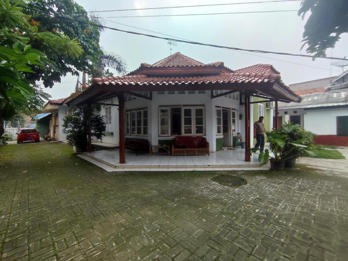 Oyo 90865 Hotel Kusuma Purwakarta Karawang Esterno foto