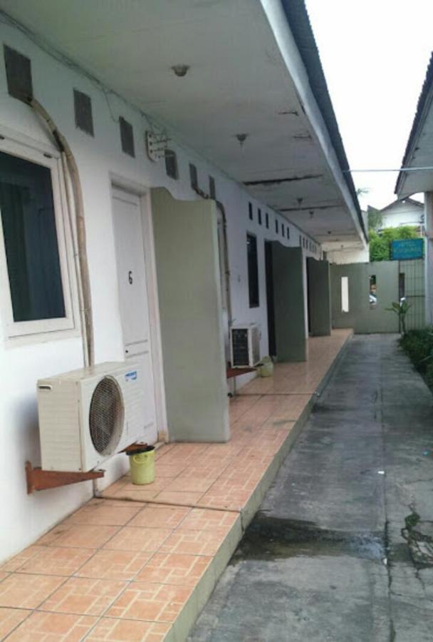 Oyo 90865 Hotel Kusuma Purwakarta Karawang Esterno foto