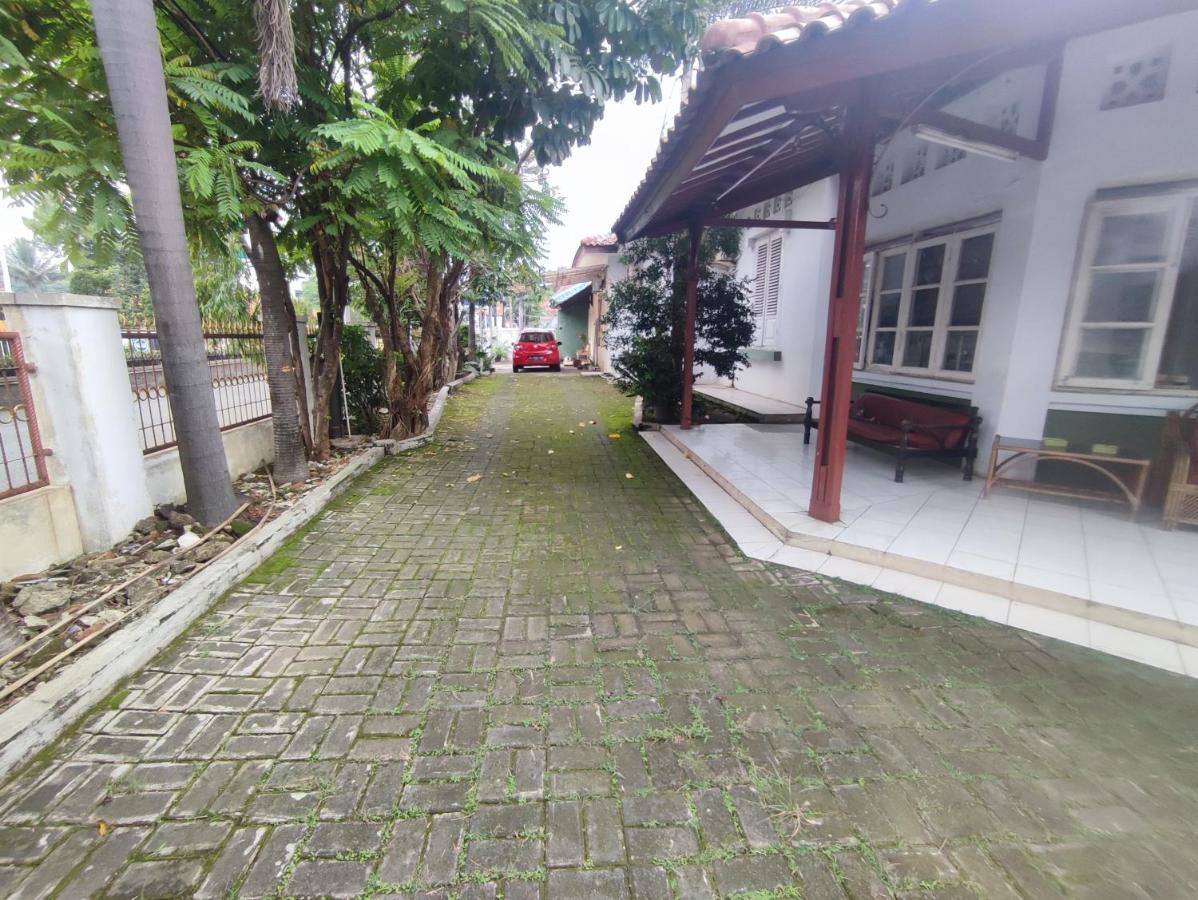 Oyo 90865 Hotel Kusuma Purwakarta Karawang Esterno foto