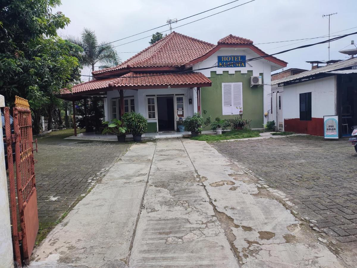 Oyo 90865 Hotel Kusuma Purwakarta Karawang Esterno foto