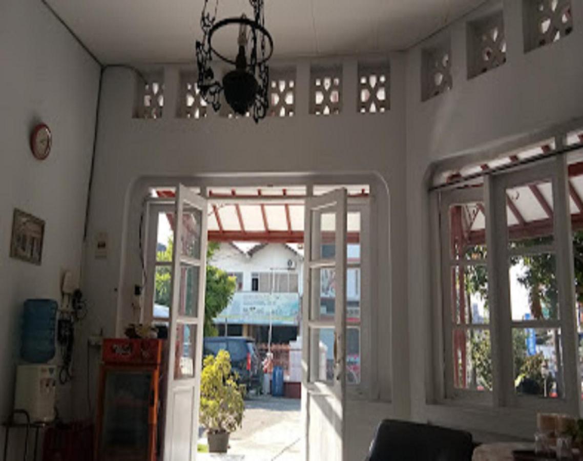 Oyo 90865 Hotel Kusuma Purwakarta Karawang Esterno foto
