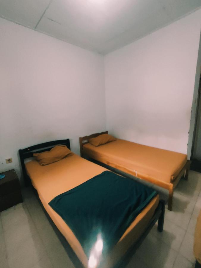 Oyo 90865 Hotel Kusuma Purwakarta Karawang Esterno foto