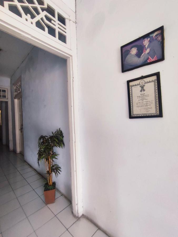 Oyo 90865 Hotel Kusuma Purwakarta Karawang Esterno foto