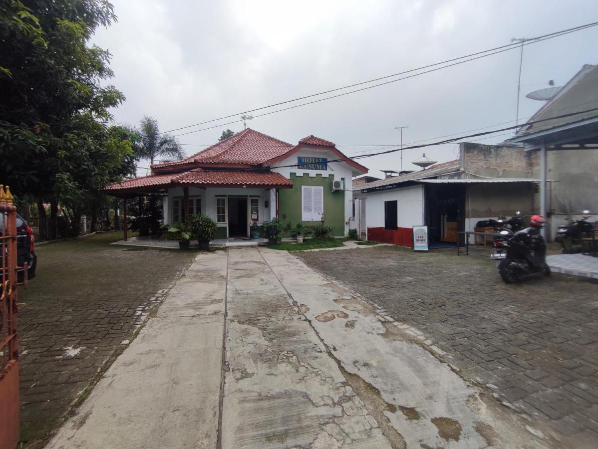 Oyo 90865 Hotel Kusuma Purwakarta Karawang Esterno foto