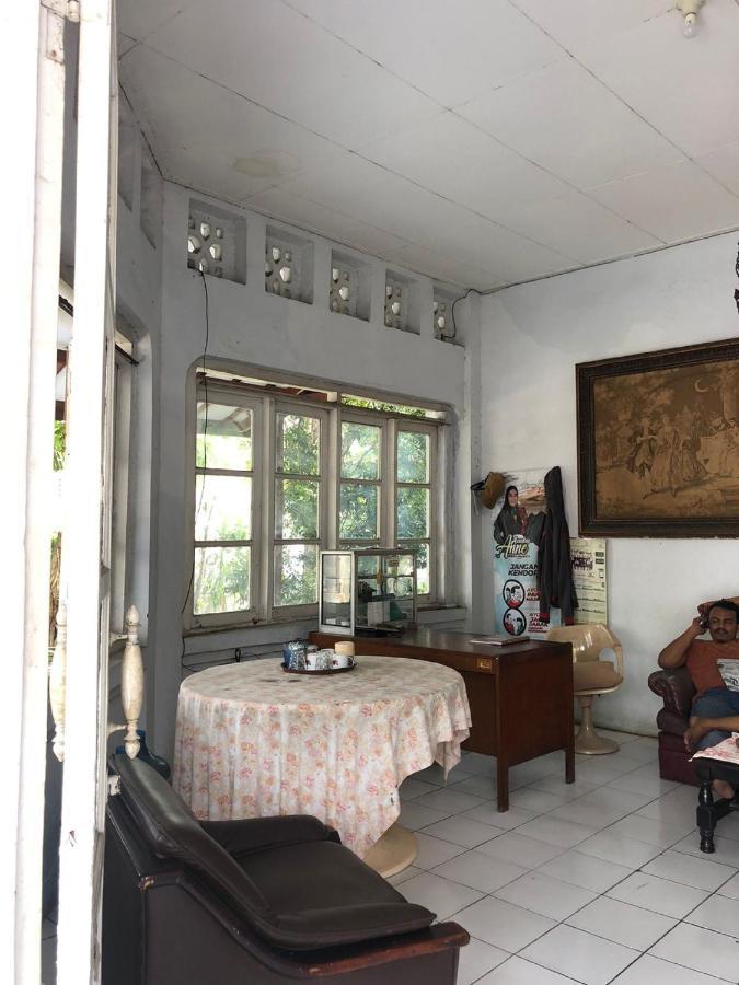 Oyo 90865 Hotel Kusuma Purwakarta Karawang Esterno foto