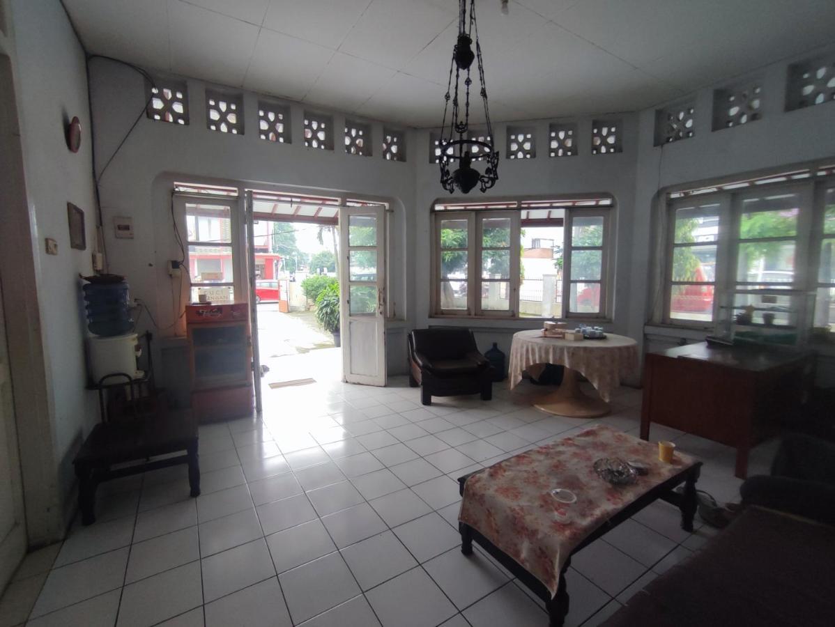 Oyo 90865 Hotel Kusuma Purwakarta Karawang Esterno foto
