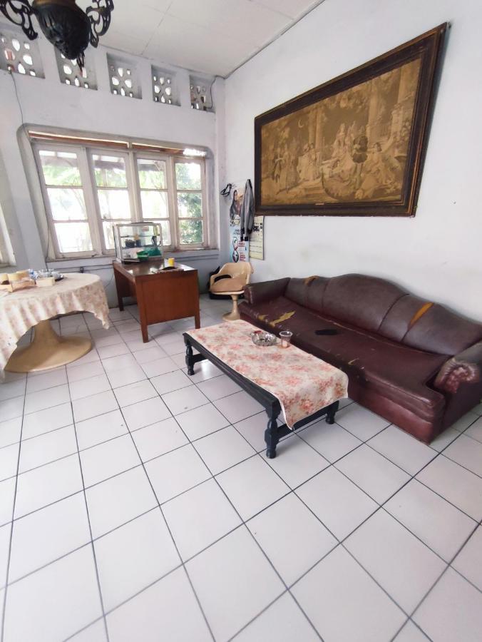 Oyo 90865 Hotel Kusuma Purwakarta Karawang Esterno foto