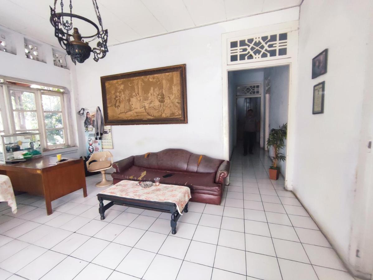 Oyo 90865 Hotel Kusuma Purwakarta Karawang Esterno foto