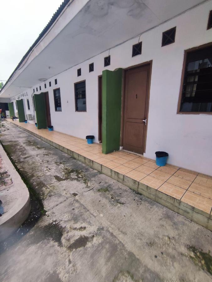 Oyo 90865 Hotel Kusuma Purwakarta Karawang Esterno foto