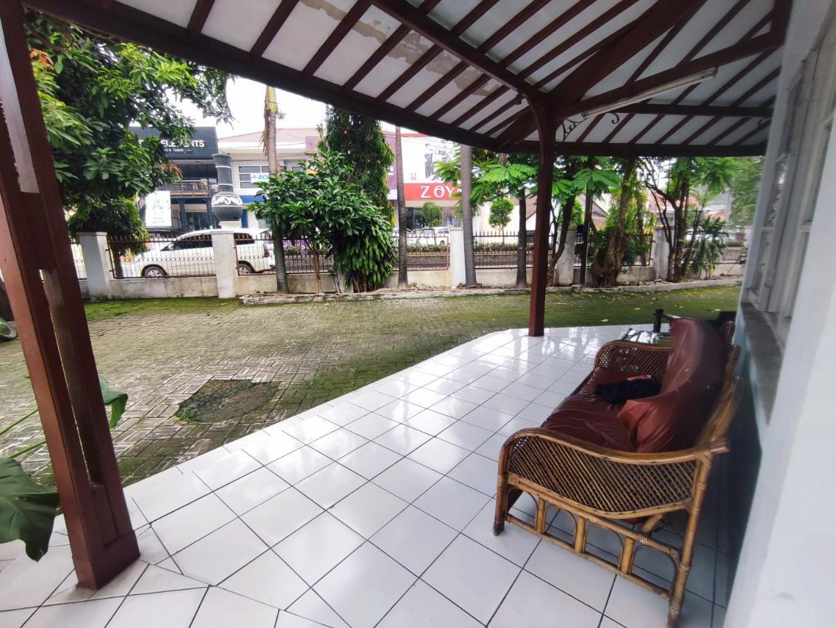 Oyo 90865 Hotel Kusuma Purwakarta Karawang Esterno foto