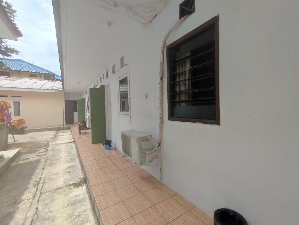 Oyo 90865 Hotel Kusuma Purwakarta Karawang Esterno foto