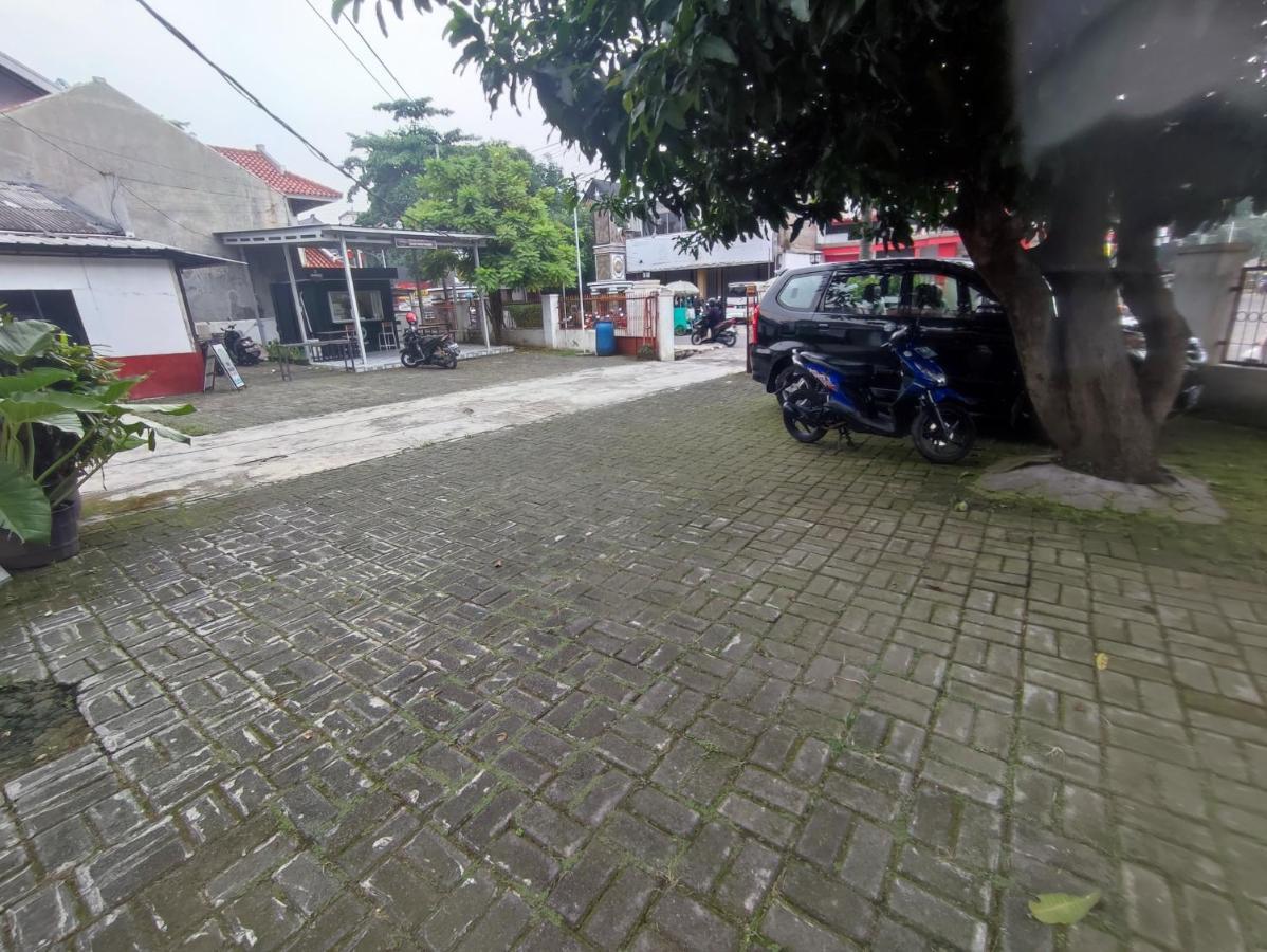 Oyo 90865 Hotel Kusuma Purwakarta Karawang Esterno foto