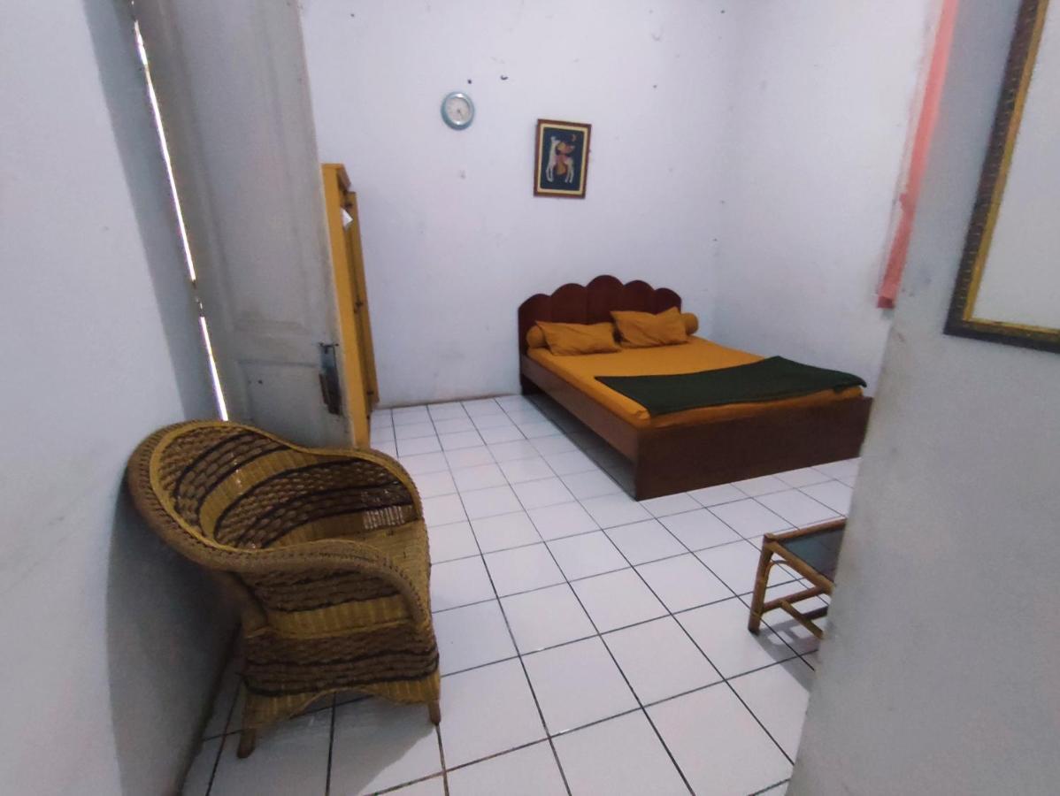 Oyo 90865 Hotel Kusuma Purwakarta Karawang Esterno foto