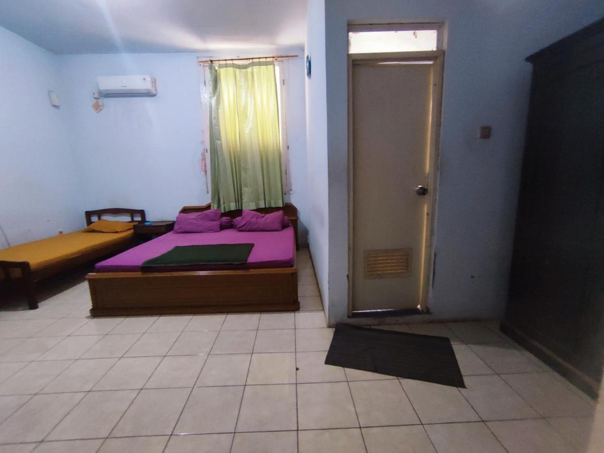 Oyo 90865 Hotel Kusuma Purwakarta Karawang Esterno foto