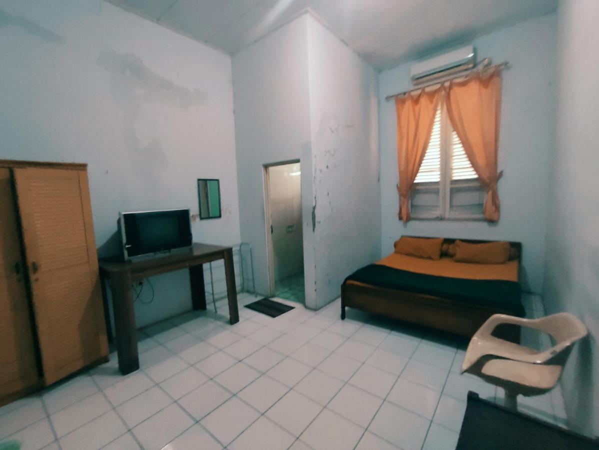 Oyo 90865 Hotel Kusuma Purwakarta Karawang Esterno foto