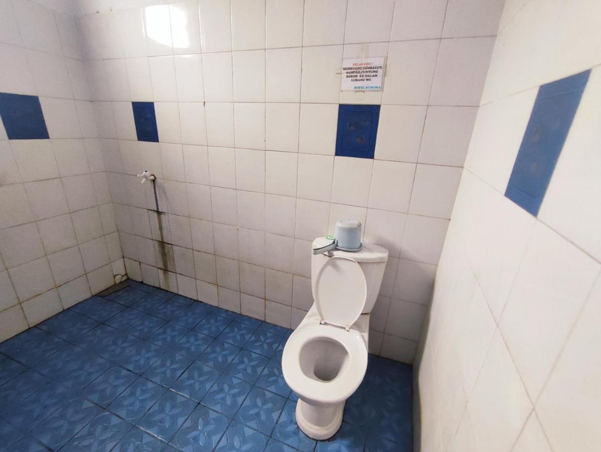 Oyo 90865 Hotel Kusuma Purwakarta Karawang Esterno foto