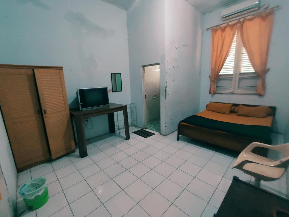 Oyo 90865 Hotel Kusuma Purwakarta Karawang Esterno foto