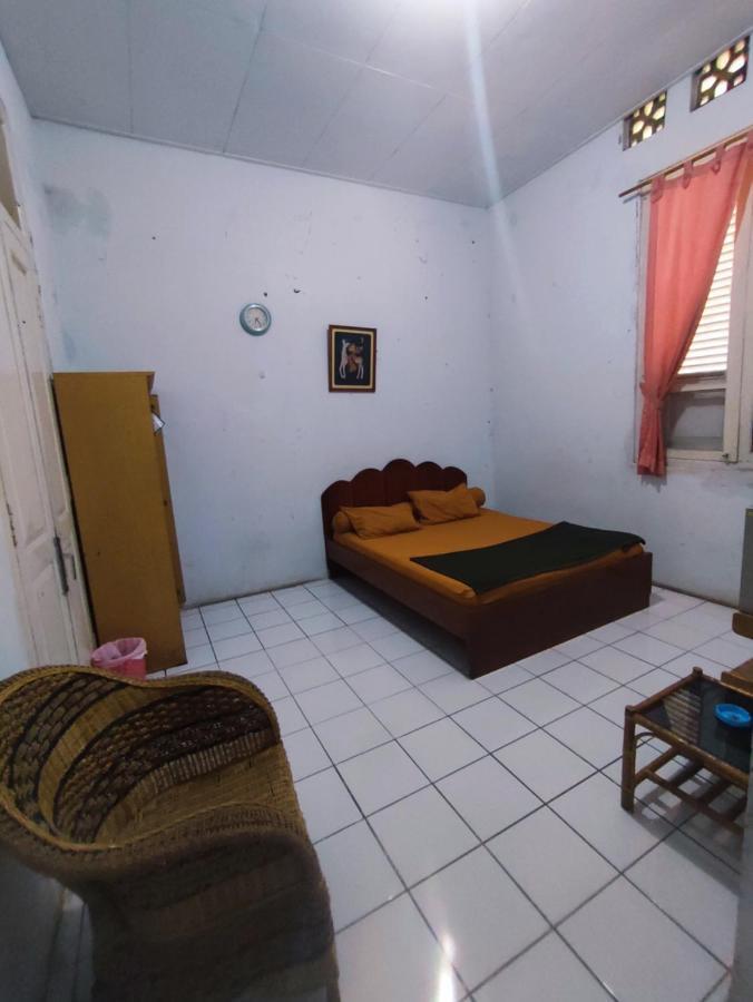 Oyo 90865 Hotel Kusuma Purwakarta Karawang Esterno foto